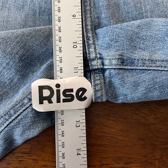 Old Navy Womens 12 Mid Rise Boyfriend Jeans Crop Capri Frayed Hem Light Wash - Picture 7 of 9